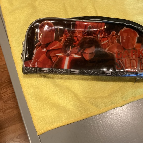 Star Wars pencil case and colored pencils. - Picture 4 of 7